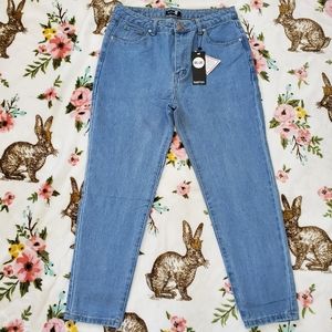 BOHOO|| High Rise Mom Jeans Light-Wash
